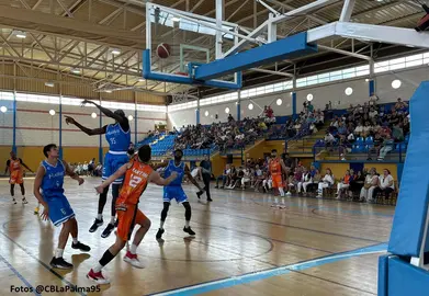 Una jugada entre el Ciudad de Huelva y el CB Morón.