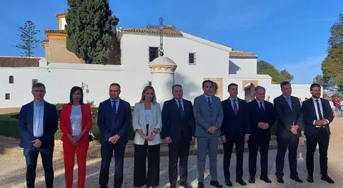 Foto familia firma PFEA en La Rábida