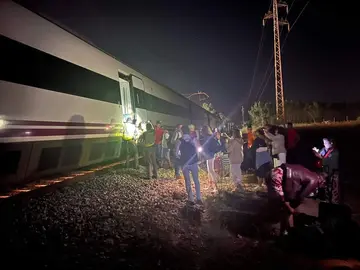 Pasajeros del tren varado frente a Celulosas
