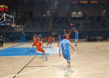 El Ciudad de Huelva lanza un triple.