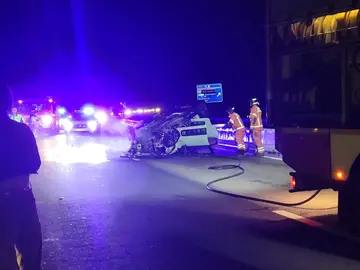 Efectivos de Bomberos apagan el incendio