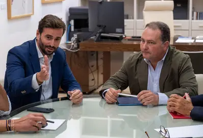 El presidente de la Diputación, David Toscano (derecha) recibe al presidente de la Cámara Daniel Toscano