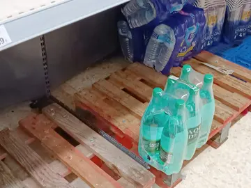 Lineal de agua embotellada en El Portil, esta mañana
