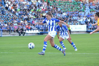 El Sporting avanza ante 5.000 hinchas.