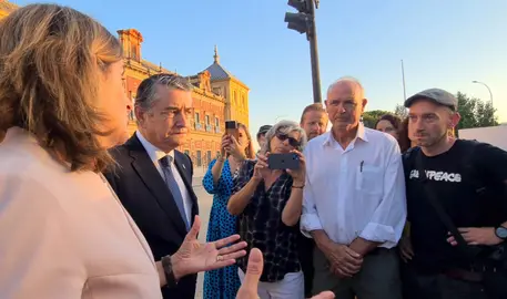Ribera y Sanz con Salvemos Doñana frente a San Telmo
