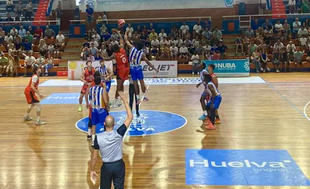 Salto inicial entre el Enrique Benítez y el Alcalá.