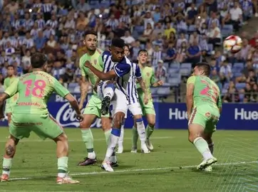 Josiel Núñez pudo marcar en el Recre-Málaga.