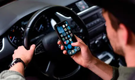 Simulación de un conductor con móvil al volante