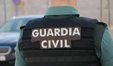Un agente de la Guardia Civil en un servicio