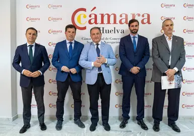 Alberto Santana con los integrantes del Club C&aacute;mara