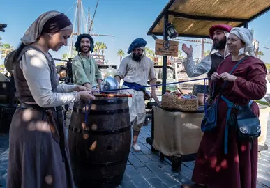 Ambiente festivo y cultural en el Muelle