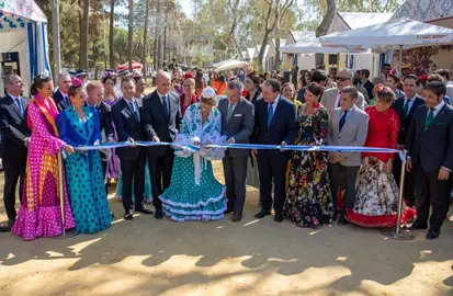 Corte protocolario de la cinta