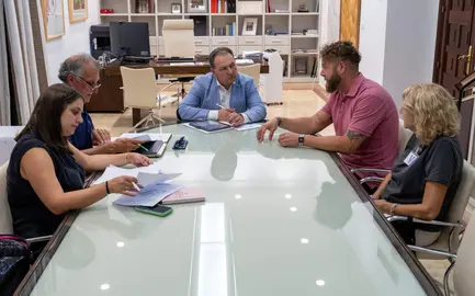 Vecinos El Portil con el presidente de la Diputación