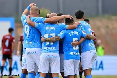 El Ibiza festeja un gol contra el Recreativo.