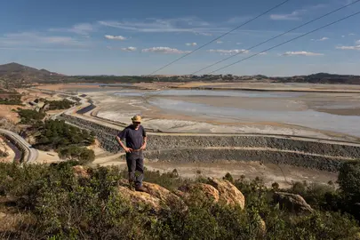 Observación de una de las enormes balsas de la mina de Riotinto.
