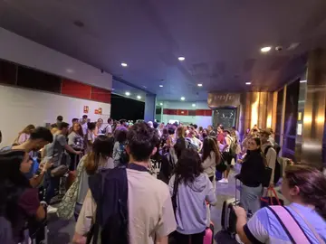 Pasajeros al ser transbordado a un autobús