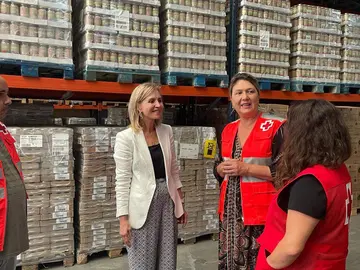 La subdelegada con personal de Cruz Roja en Huelva