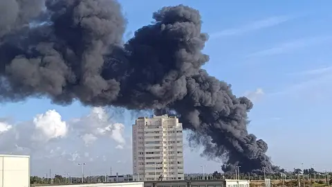 Humareda saliendo del incendio el pasado sábado por la tarde