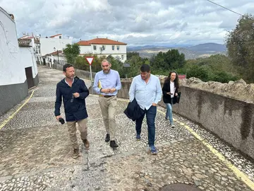 Toti junto al alcalde de Zufre