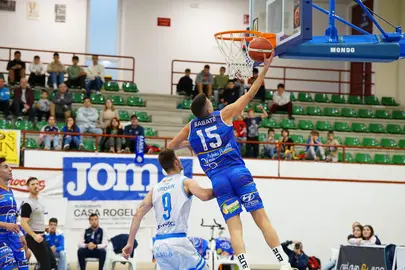 Lance del partido entre el CB Almansa y el Ciudad de Huelva.