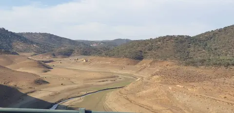 Imagen inédita e histórica, el embalse de Zufre, casi seco en octubre de 2023