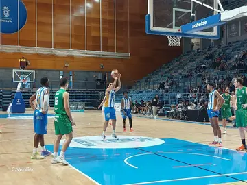 Tiro libre del Enrique Benítez ante La Roda.
