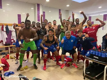 El Estepona celebra su éxito en Lepe.
