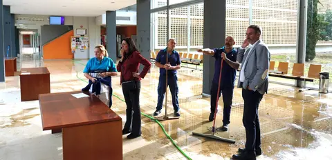 La Rectora, con su equipo de trabajo revisando las dependencias