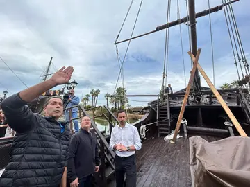 Toscano observa los daños en las Carabelas con el director del Espacio