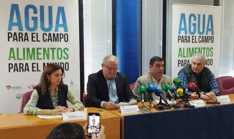Mesa de las organizaciones agrarias dando a conocer sus reivindicaciones