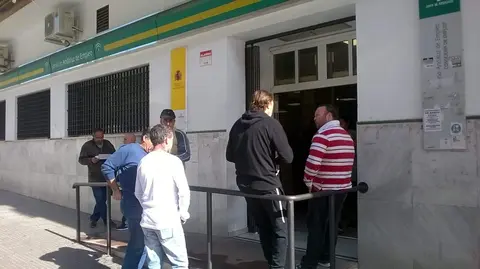 Parados en una oficina del SAE