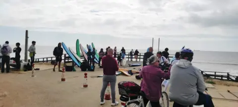 Así estaba el pasado domingo la playa del Antiguo Club Náutico. La foto da testimonio de la numerosa afluencia de surfistas a estas playas.