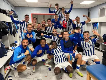 Los jugadores del Recreativo festejan su nuevo triunfo en Madrid.