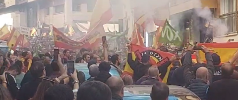 Encendido de una bengala junto a la sede del PSOE