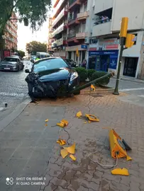 Uno de los veh&iacute;culos accidentados