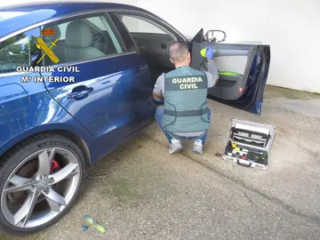 UN agente toma huellas de uno de los veh&iacute;culos