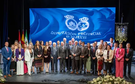 Foto de familia del plenario y los galardonados durante el Día de la Provincia celebrado en La Palma