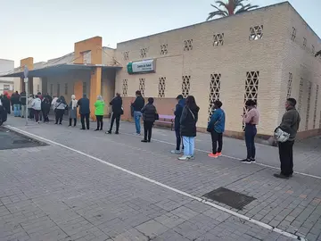 Colas en el Centro de Salud del Molino