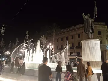 Primeros posados ante la nueva fuente