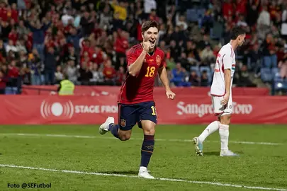 Pablo Torre celebra un gol español en Huelva.
