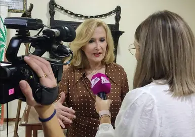 Nieves Herrero antes del acto atiende a compa&ntilde;er@s de prensa