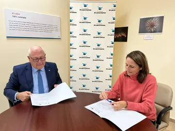 Antonio de la Vega y Concha Salas, en la firma del acuerdo