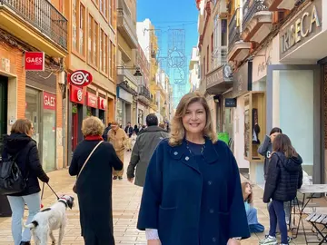 Berta Centeno, junto a la zona de comercios de la capital