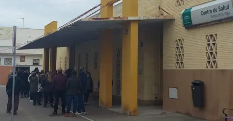 Colas en el centro de salud del Molino de la Vega a las 11.30 de la mañana del 8 de enero para pedir cita y atención médica