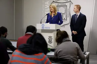 Pilar MIranda anuncia las distinciones en presencia del concejal Alfonso B.