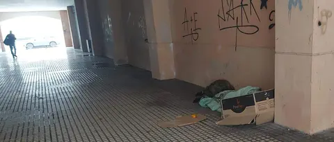 Una persona sin hogar en un pasaje del centro de la capital