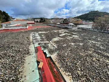 Cubierta del edificio escolar, repleta de goteras y desconchones
