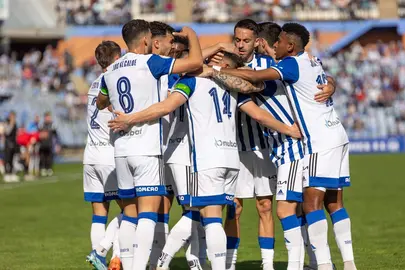 Caye Quintana es felicitado tras uno de sus goles al Melilla.