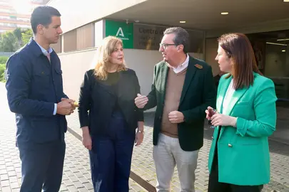 Manuel Andrés González junto a cargos populares