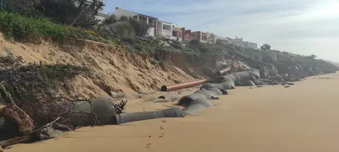 Un panorama desolador que se repite cada vez que el mar azota con fuerza en esta franja de la playa